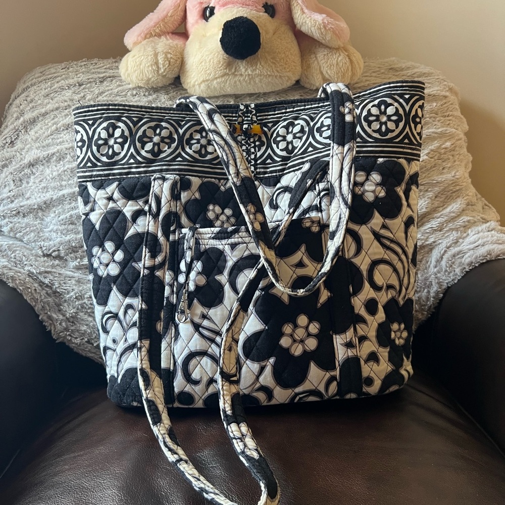 Vera Bradly - Quilted Floral Tote Bag in Black & White